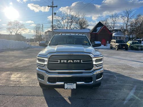 2020 RAM 3500 Laramie Crew Cab 4x4 6'4' Box