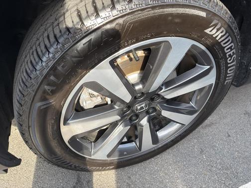 2025 Honda Pilot Touring 8-Passenger