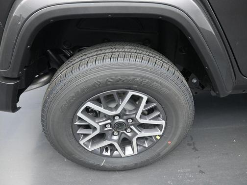 Granite Crystal Metallic Clearcoat 2026 Jeep Wrangler 4-Door Sahara 4x4