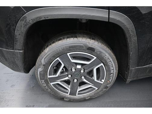 Diamond Black Crystal Pearlcoat 2026 Jeep Cherokee Limited