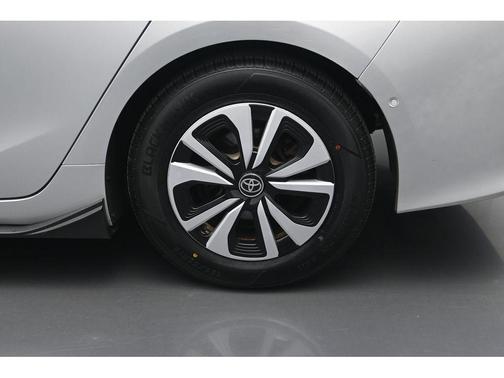 Classic Silver Metallic 2017 Toyota Prius Prime Advanced