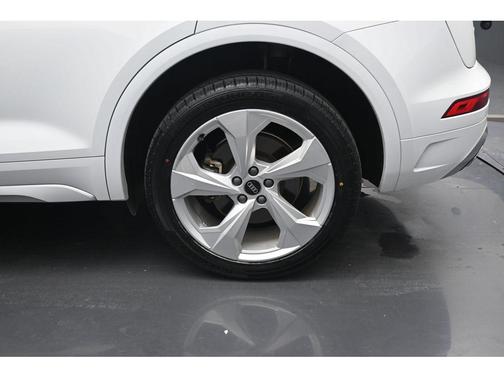 Glacier White Metallic 2024 Audi Q5 45 S line Premium Plus