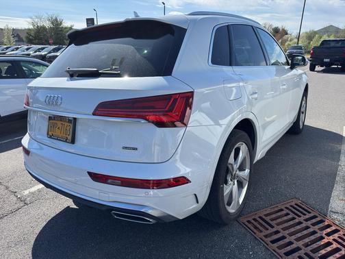Glacier White Metallic 2024 Audi Q5 45 S line Premium Plus