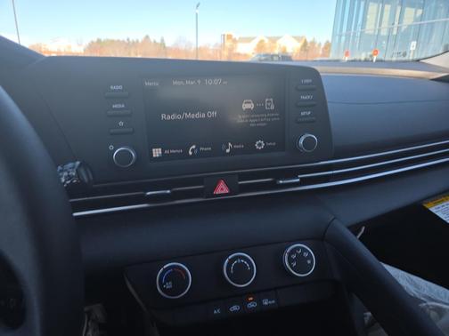 2024 Hyundai ELANTRA SE