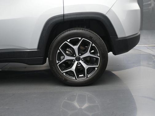 Silver Zynith Metallic Clearcoat 2025 Jeep Compass Limited