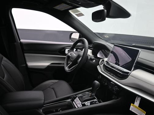 Silver Zynith Metallic Clearcoat 2025 Jeep Compass Limited