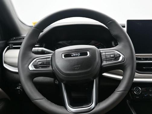 Silver Zynith Metallic Clearcoat 2025 Jeep Compass Limited