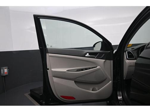 Black Noir Pearl 2019 Hyundai TUCSON SE