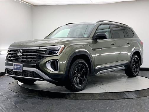 Avocado Green Pearl 2025 Volkswagen Atlas 2.0T Peak Edition