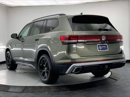 Avocado Green Pearl 2025 Volkswagen Atlas 2.0T Peak Edition