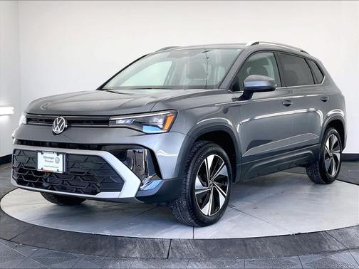 Platinum Gray Metallic 2025 Volkswagen Taos 1.5T SE