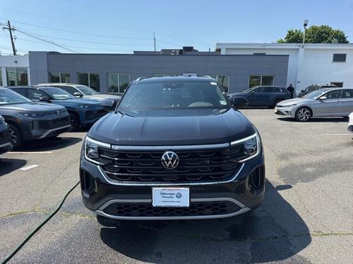 Deep Black Pearl Effect 2026 Volkswagen Atlas Cross Sport 2.0T SE