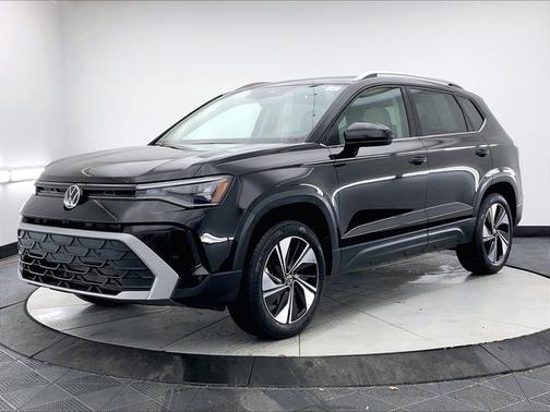 Deep Black Pearl Effect 2025 Volkswagen Taos 1.5T SE