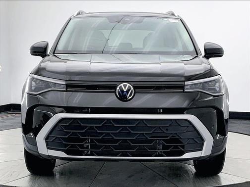 Deep Black Pearl Effect 2025 Volkswagen Taos 1.5T SE