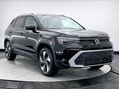 Deep Black Pearl Effect 2025 Volkswagen Taos 1.5T SE