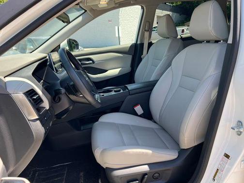 Pearl White Tricoat 2023 Nissan Rogue SV