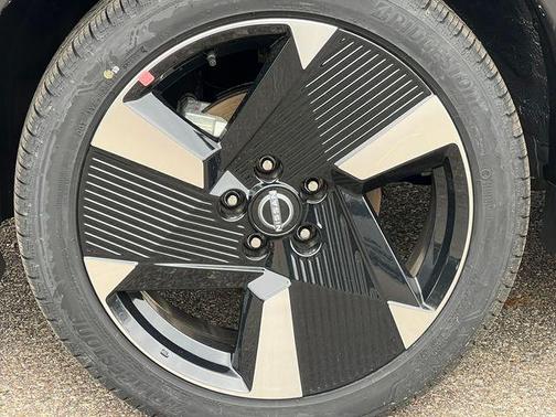 Gun Metallic 2026 Nissan Kicks SR