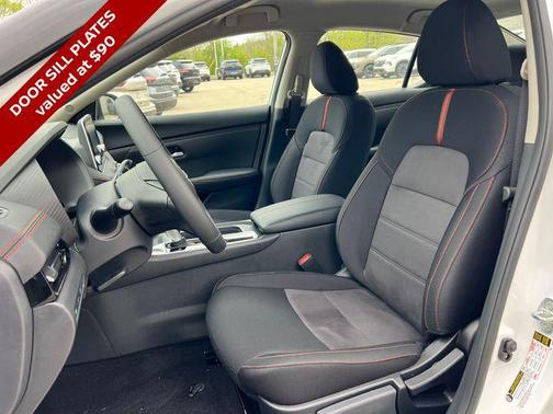 Aspen White Tricoat/Super Black 2025 Nissan Sentra SR