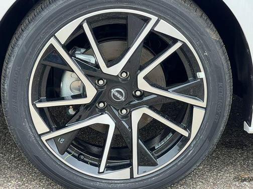 Aspen White Tricoat/Super Black 2025 Nissan Sentra SR