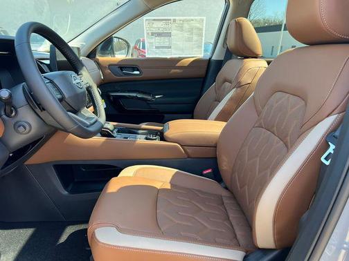 Boulder Gray/Super Black 2026 Nissan Pathfinder Platinum