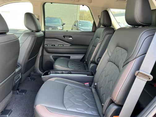 Super Black 2026 Nissan Pathfinder Platinum