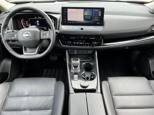 Champagne Silver Metallic/Super Black 2025 Nissan Rogue SL