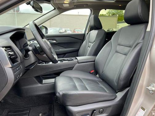 Champagne Silver Metallic/Super Black 2025 Nissan Rogue SL