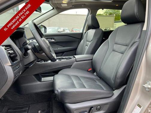 Champagne Silver Metallic/Super Black 2025 Nissan Rogue SL