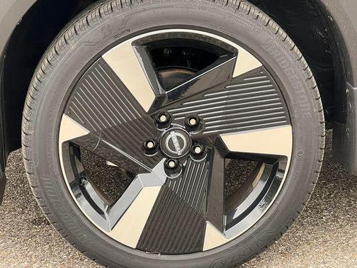 Super Black 2026 Nissan Kicks SR