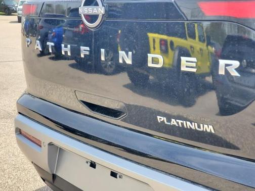 2022 Nissan Pathfinder Platinum 2WD