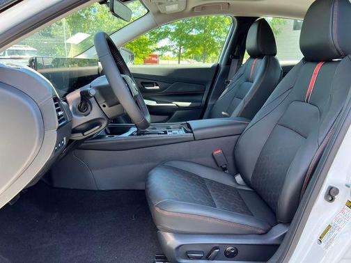 Aspen White/Super Black 2026 Nissan Sentra SR