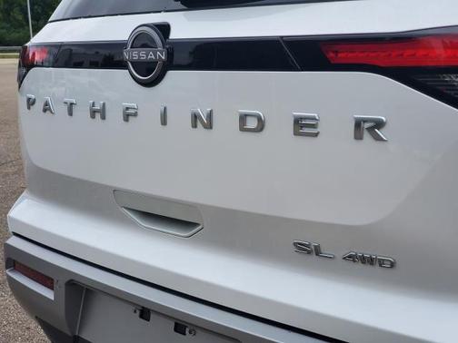 2025 Nissan Pathfinder SL 4WD