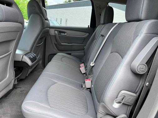 Silver Ice Metallic 2017 Chevrolet Traverse LS