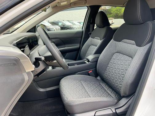 Aspen White/Super Black 2026 Nissan Kicks SV