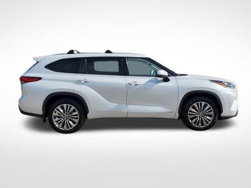 2022 Toyota Highlander Hybrid Platinum