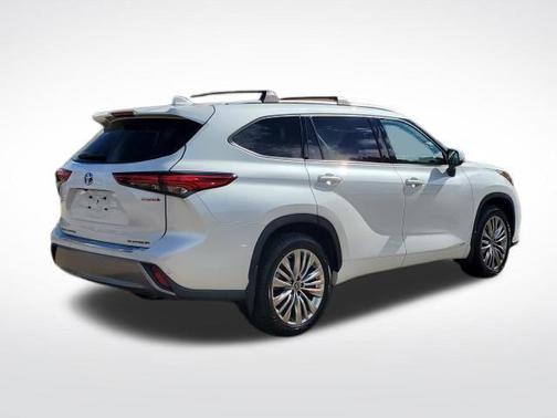 2022 Toyota Highlander Hybrid Platinum