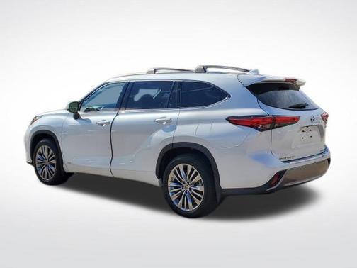2022 Toyota Highlander Hybrid Platinum