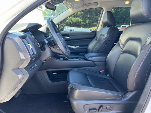 Pearl White Tricoat 2023 Nissan Pathfinder SL 4WD