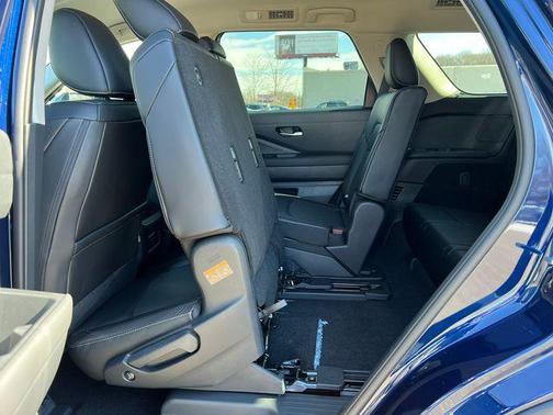Deep Ocean Blue Pearl 2026 Nissan Pathfinder SL