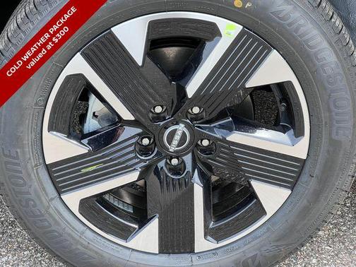 Aspen White/Super Black 2026 Nissan Kicks SV