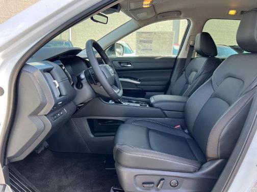 Everest White Pearl Tricoat 2026 Nissan Pathfinder SL