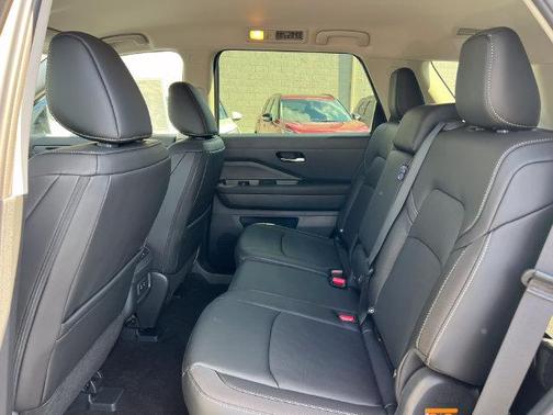 Everest White Pearl Tricoat 2026 Nissan Pathfinder SL