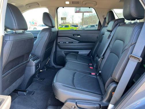 2025 Nissan Pathfinder SL 4WD