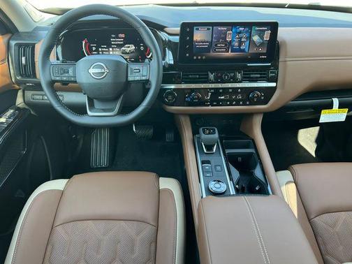 Everest White Pearl/Black 2026 Nissan Pathfinder Platinum