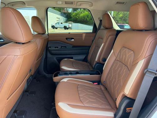 Everest White Pearl/Black 2026 Nissan Pathfinder Platinum