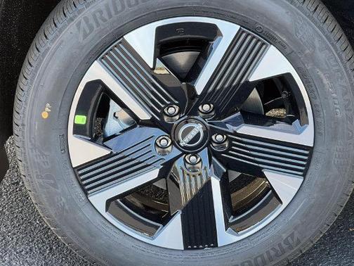 Gun Metallic 2027 Nissan Kicks SV