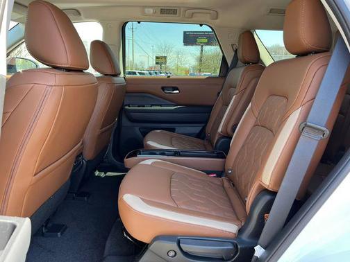 Everest White Pearl/Black 2026 Nissan Pathfinder Platinum