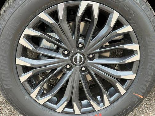 Everest White Pearl Tricoat 2026 Nissan Rogue Platinum
