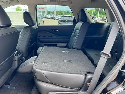 Super Black 2026 Nissan Pathfinder SL