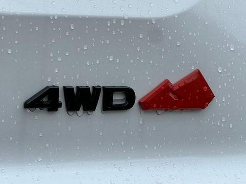 Everest White Pearl/Black 2026 Nissan Pathfinder Rock Creek